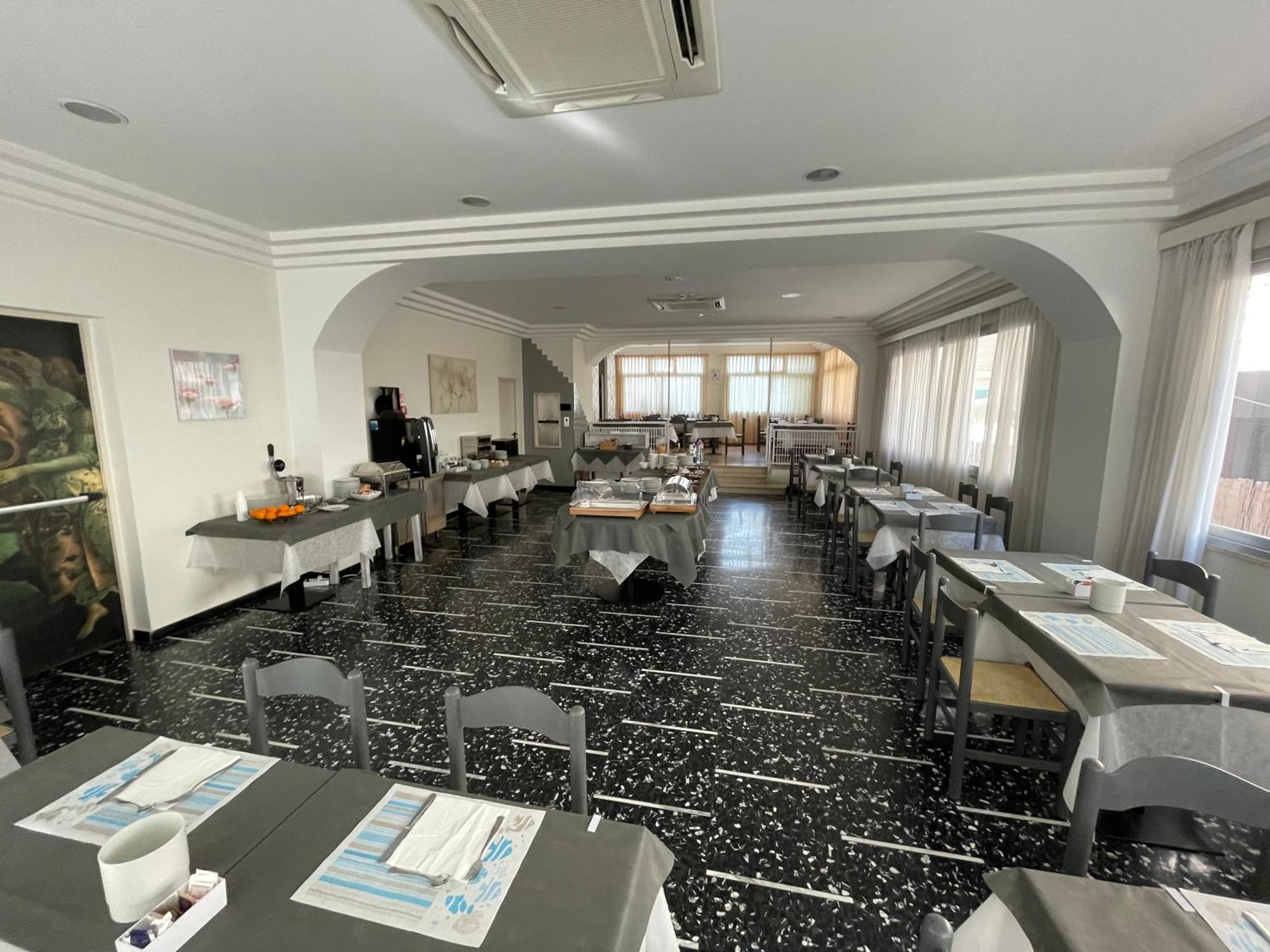 Hotel D'Annunzio Католика Екстериор снимка
