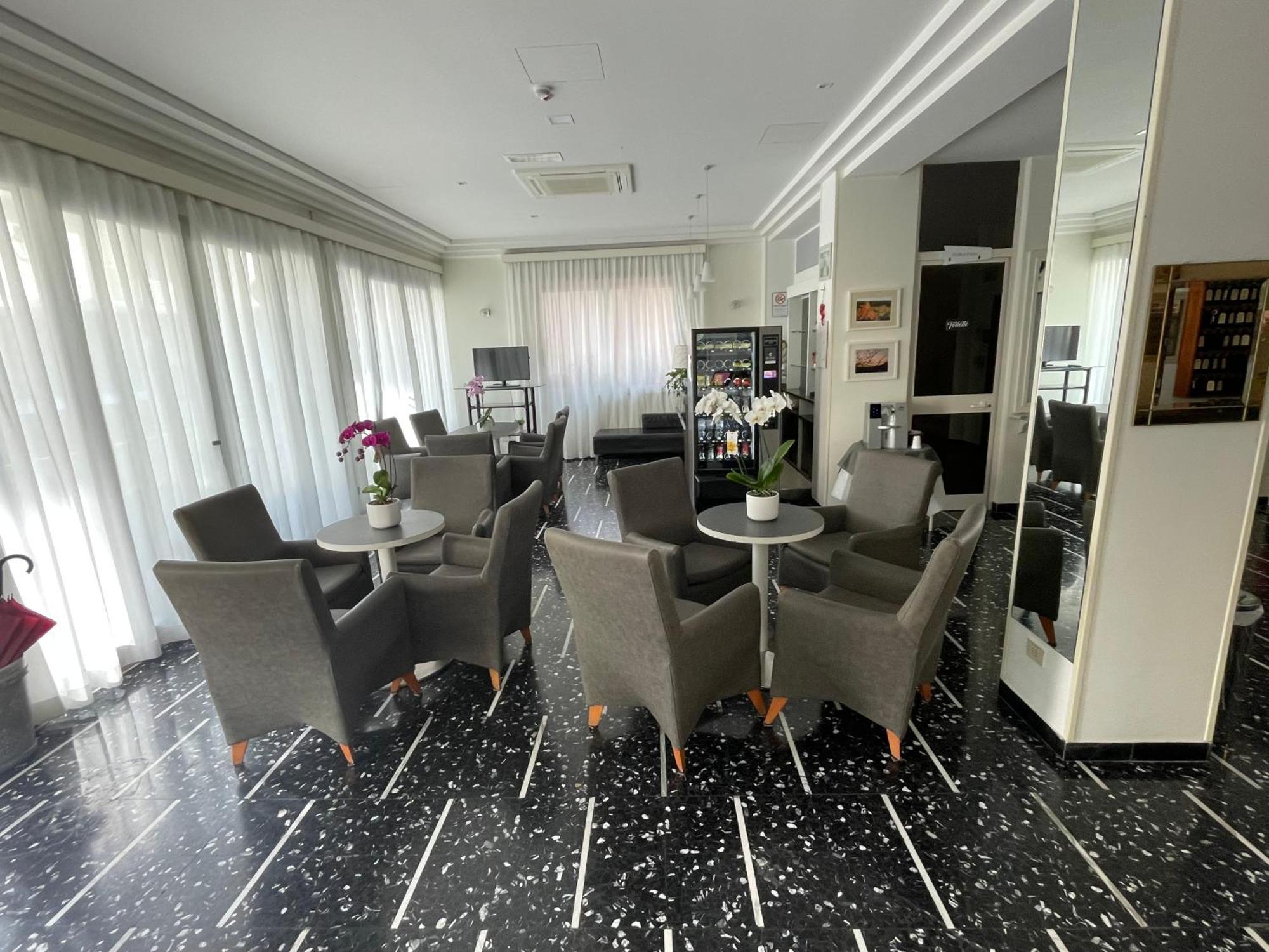 Hotel D'Annunzio Католика Екстериор снимка