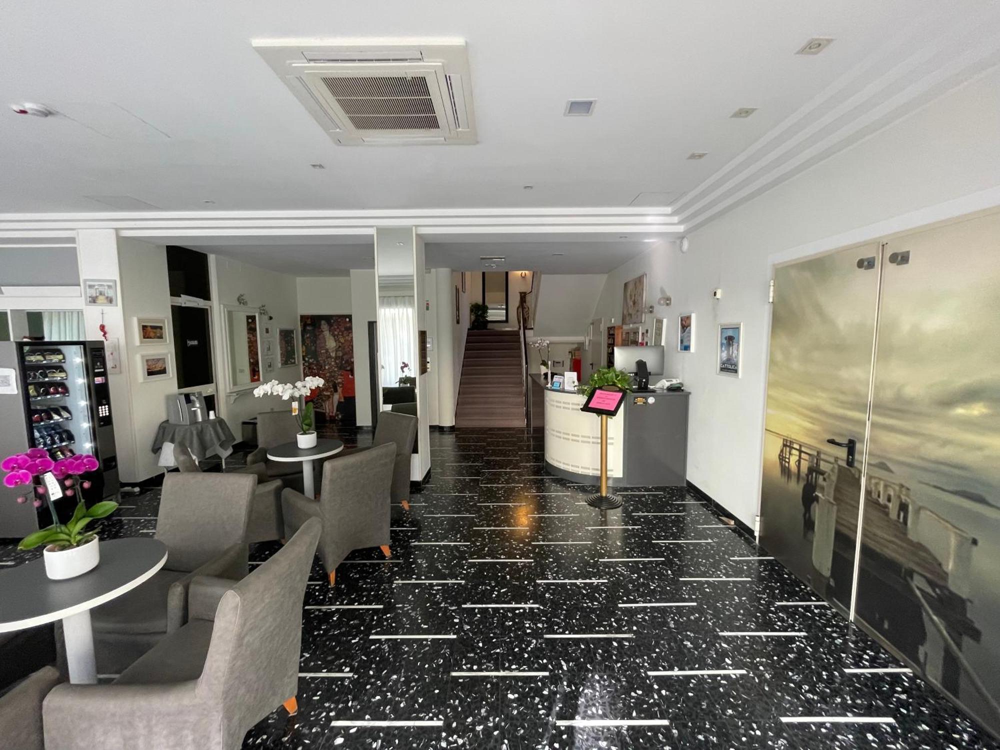 Hotel D'Annunzio Католика Екстериор снимка