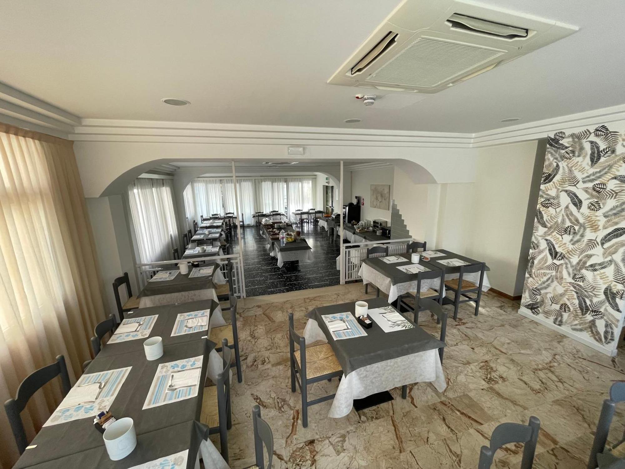 Hotel D'Annunzio Католика Екстериор снимка